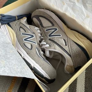 Unisex New Balance 990v4 Sneakers - M8/W9.5